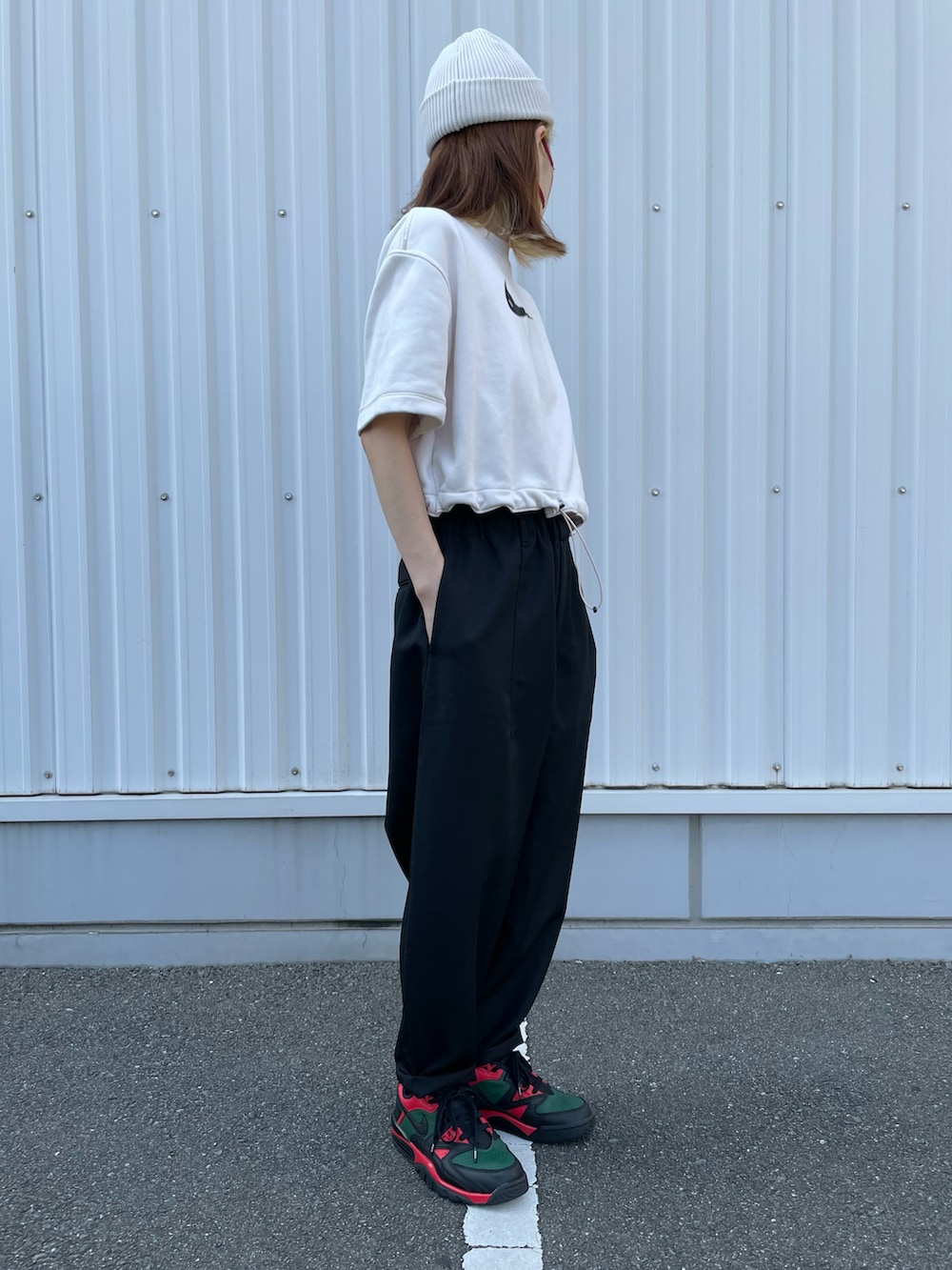 「ストリート、半袖スウェット、スウェット、ニットキャップ、ビーニー、スニーカー、スポーツミックス」｜「NIKEのアイテム（スウェット、ホワイト系）」を使った、kuuuさん（レディース・155cm）の春コーディネートの3枚目の写真