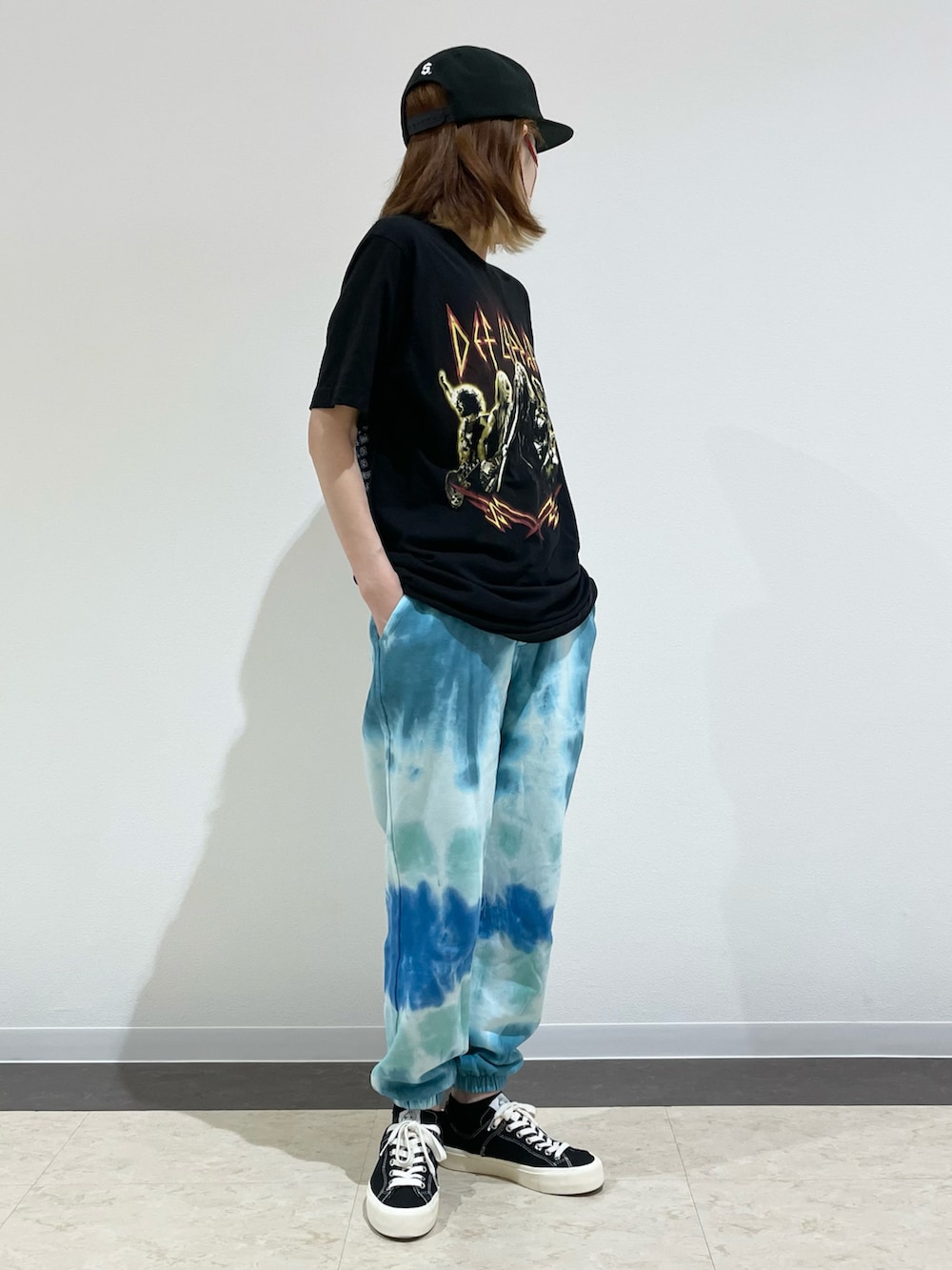 「ストリート、ロックT、ロック、古着MIX、古着、タイダイ柄、スウェットパンツ、キャップ、スニーカー、アツいコーデ全部見せ、バンドT、古着コーデ」｜「Last Resort ABのDANCER VM003 BLACK（スニーカー、ブラック系）」を使った、kuuuさん（レディース・155cm）の夏コーディネートの3枚目の写真
