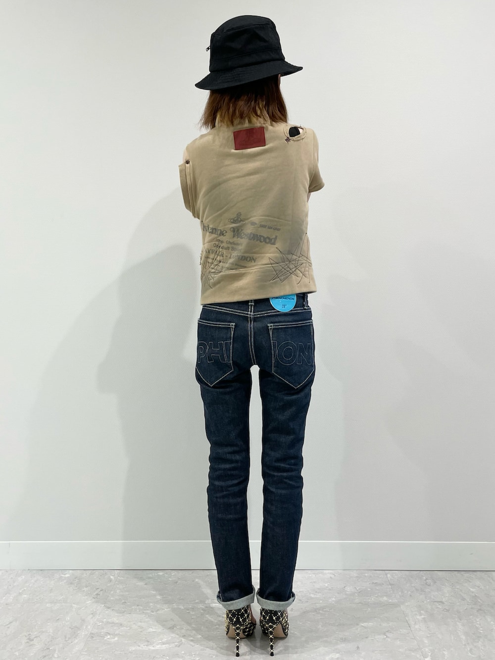「グランジ、デニム、デニムパンツ、ハット、パンプス、ヒール、スタッズ、ストリート、バケットハット、夏コーデ、レイヤードスタイル」｜「Supreme のアイテム（ハット、ブラック系）」を使った、kuuuさん（レディース・155cm）の夏コーディネートの2枚目の写真