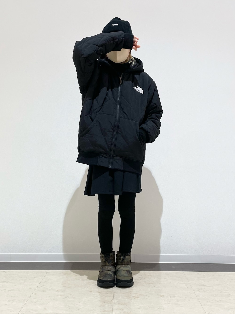 「ジップパーカー、シンプル、アウターコーデ、ブラック、ブラックコーデ、ストリート、ブーツ、ブーツスタイル、ワントーン、ワントーンコーデ、ニット帽」｜「Supreme のアイテム（ニットキャップ/ビーニー、ブラック系）」を使った、kuuuさん（レディース・155cm）の春コーディネートの2枚目の写真