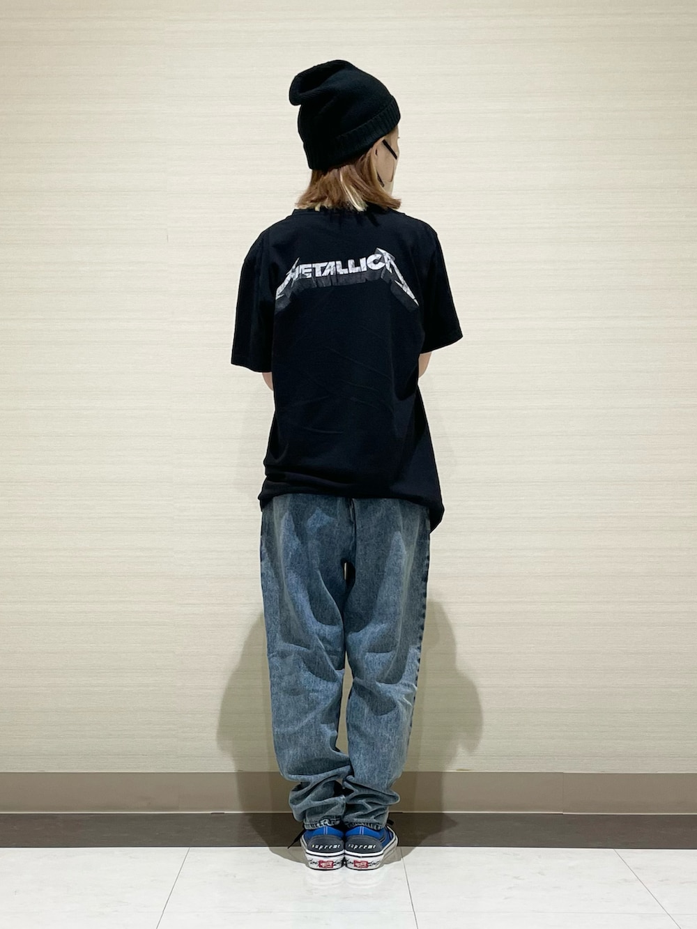 ブラック系のTシャツ/カットソー、ブラック系のTシャツ/カットソー、ブルー系のデニムパンツを着用したレディースの夏コーディネートの2枚目の写真