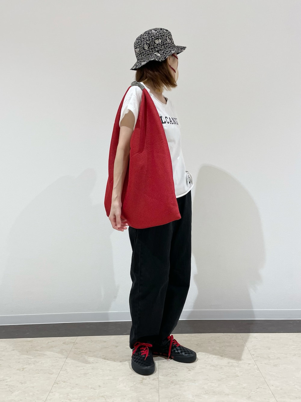 「ストリート、夏コーデ、モノトーン、ハット、スニーカー、赤、さしいろ赤」｜「Supreme のアイテム（ハット、ブラック系）」を使った、kuuuさん（レディース・155cm）の夏コーディネートの2枚目の写真
