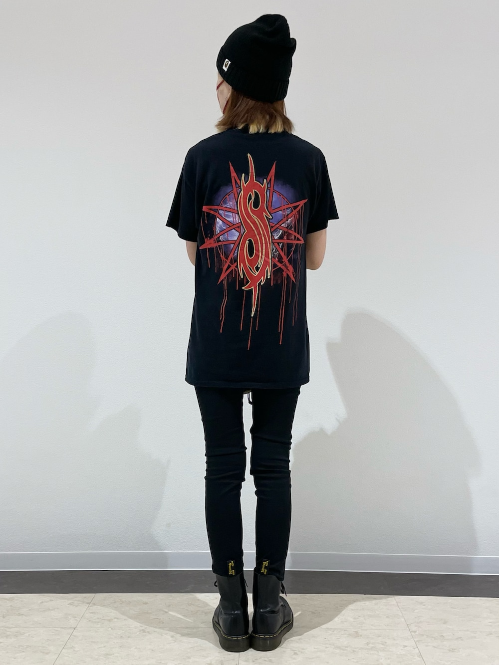 「休日スタイル、夏コーデ、ストリート、古着MIX、古着、バンドT、スキニー、スキニーパンツ、ニット帽、ビーニー、オールブラック、ブラックコーデ、ブーツ、バングル、アツいコーデ全部見せ」｜「A BATHING APEのアイテム（ニットキャップ/ビーニー、ブラック系）」を使った、kuuuさん（レディース・155cm）の夏コーディネートの2枚目の写真
