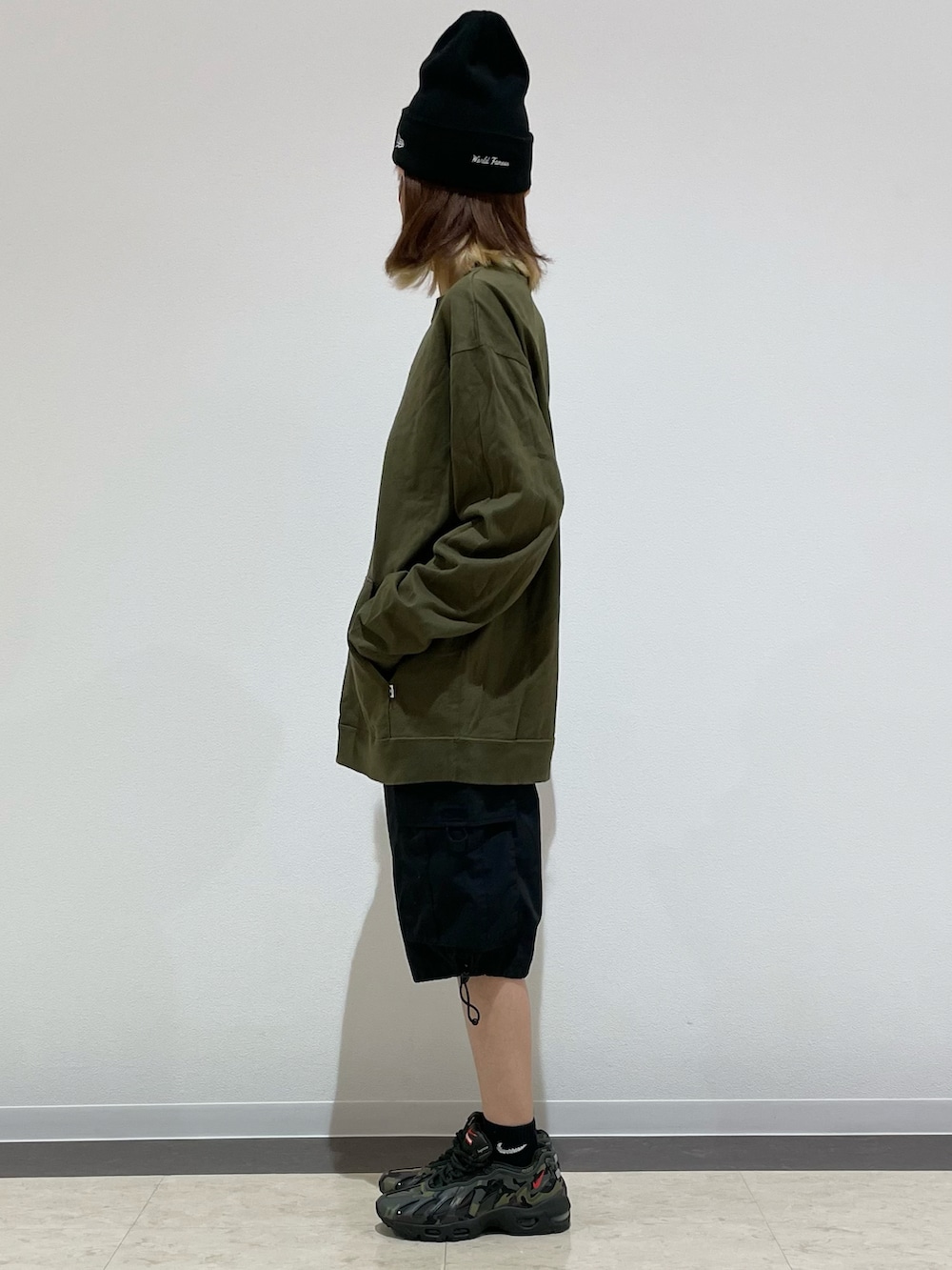 「秋っぽコーデ更新中、カーキ、シンプルスタイル、ゆるコーデ、ストリート、ロンT、ハーフパンツ、ハーフカーゴパンツ、ビーニー、ニット帽、スニーカー、スニーカーコーデ」｜「GOODENOUGHのアイテム（Tシャツ/カットソー、グリーン系）」を使った、kuuuさん（レディース・155cm）の秋コーディネートの3枚目の写真