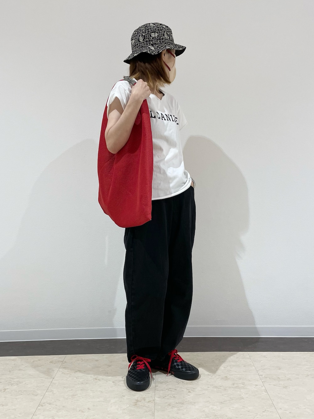 「ストリート、夏コーデ、モノトーン、ハット、スニーカー、赤、さしいろ赤」｜「Supreme のアイテム（ハット、ブラック系）」を使った、kuuuさん（レディース・155cm）の夏コーディネートの3枚目の写真