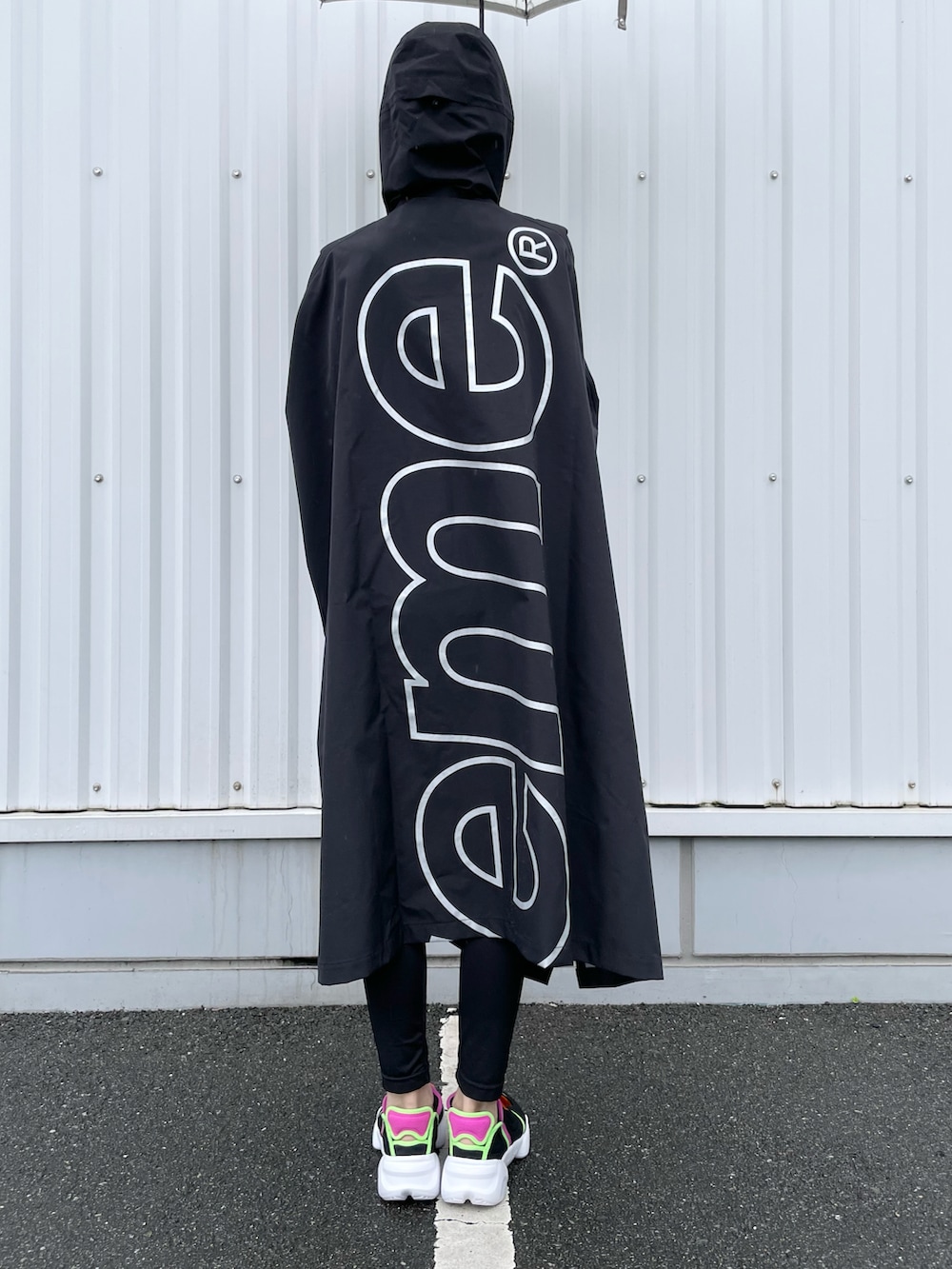 「ストリート、ゴアテックス、GORE-TEX、ポンチョ、ポンチョコート、スニーカー、さらっと晴れやかスナップ」｜「Supreme のアイテム（ポンチョ、ブラック系）」を使った、kuuuさん（レディース・155cm）の夏コーディネートの2枚目の写真