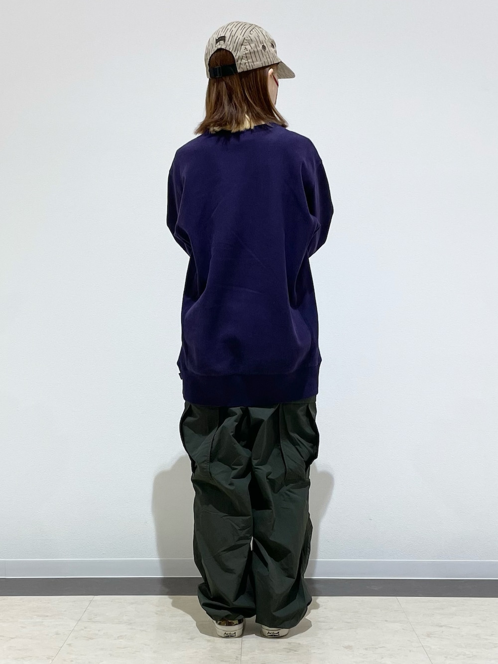 「春めき満開コーデ、リラックススタイル、スニーカー、春服、ストリート、ストリートコーデ、スウェット、ロゴスウェット、カーゴパンツ、コンバース、キャップ、キャップ女子、ミリタリー、カモフラ」｜「Supreme のアイテム（キャップ、ベージュ系）」を使った、kuuuさん（レディース・155cm）の春コーディネートの2枚目の写真