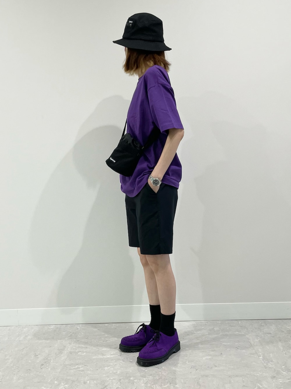 「アツいコーデ全部見せ、ストリート、パープル、Tシャツコーデ、ハーフパンツ、ドクターマーチン、コラボ、ハット、楽チンコーデ」｜「Supreme のアイテム（ハット、ブラック系）」を使った、kuuuさん（レディース・155cm）の夏コーディネートの3枚目の写真