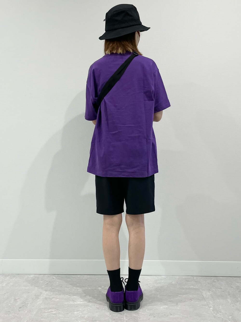 「アツいコーデ全部見せ、ストリート、パープル、Tシャツコーデ、ハーフパンツ、ドクターマーチン、コラボ、ハット、楽チンコーデ」｜「Supreme のアイテム（ハット、ブラック系）」を使った、kuuuさん（レディース・155cm）の夏コーディネートの2枚目の写真