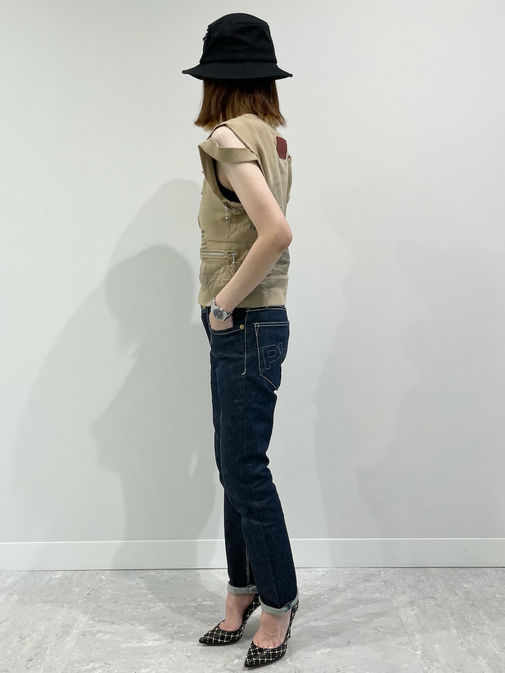 「グランジ、デニム、デニムパンツ、ハット、パンプス、ヒール、スタッズ、ストリート、バケットハット、夏コーデ、レイヤードスタイル」｜「Supreme のアイテム（ハット、ブラック系）」を使った、kuuuさん（レディース・155cm）の夏コーディネートの3枚目の写真