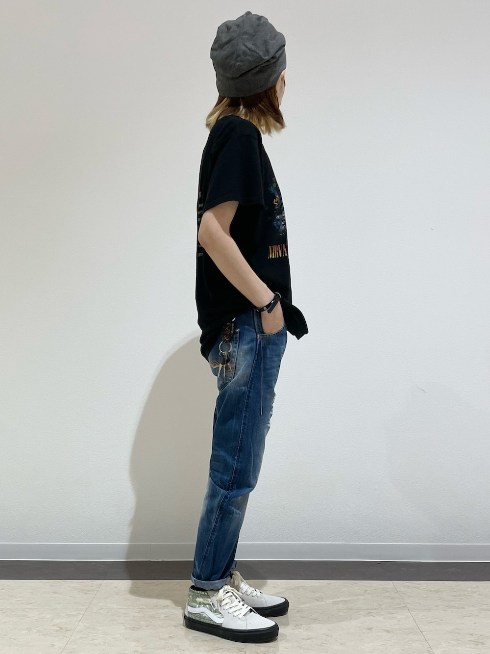 「古着MIX、バンドT、デニム、デニムパンツ、スニーカー、夏ファッション、ビーニー、カジュアルスタイル、パンツスタイル、ラフコーデ、デニムコーデ、古着」｜「BEAMSのアイテム（ニットキャップ/ビーニー、グレー系）」を使った、kuuuさん（レディース・155cm）の秋コーディネートの3枚目の写真