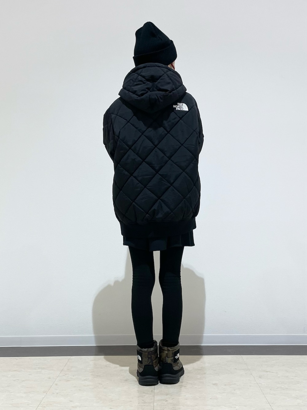 「ジップパーカー、シンプル、アウターコーデ、ブラック、ブラックコーデ、ストリート、ブーツ、ブーツスタイル、ワントーン、ワントーンコーデ、ニット帽」｜「Supreme のアイテム（ニットキャップ/ビーニー、ブラック系）」を使った、kuuuさん（レディース・155cm）の春コーディネートの3枚目の写真