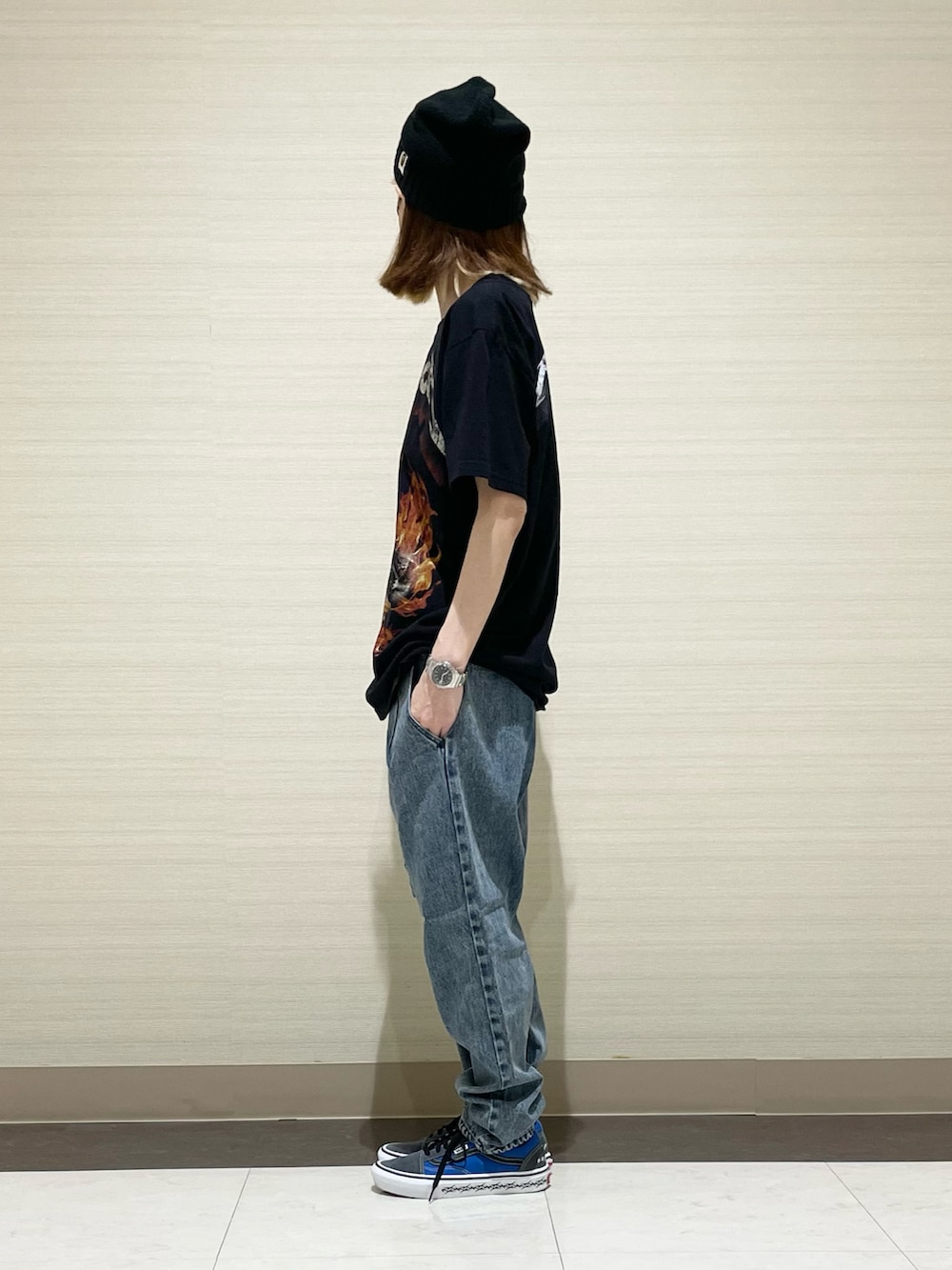 ブラック系のTシャツ/カットソー、ブラック系のTシャツ/カットソー、ブルー系のデニムパンツを着用したレディースの夏コーディネートの3枚目の写真