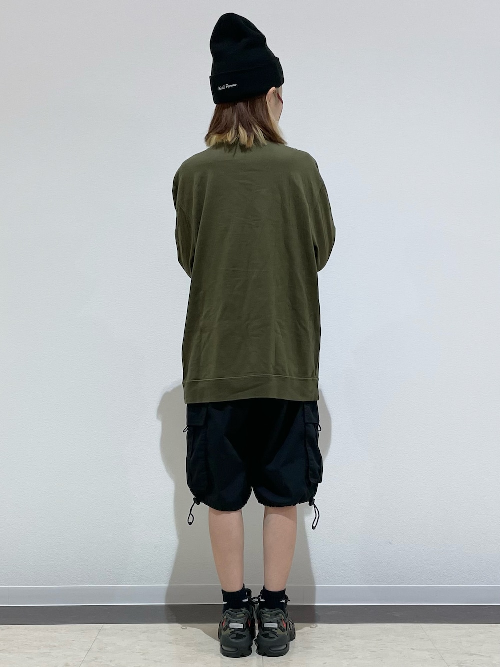 「秋っぽコーデ更新中、カーキ、シンプルスタイル、ゆるコーデ、ストリート、ロンT、ハーフパンツ、ハーフカーゴパンツ、ビーニー、ニット帽、スニーカー、スニーカーコーデ」｜「GOODENOUGHのアイテム（Tシャツ/カットソー、グリーン系）」を使った、kuuuさん（レディース・155cm）の秋コーディネートの2枚目の写真