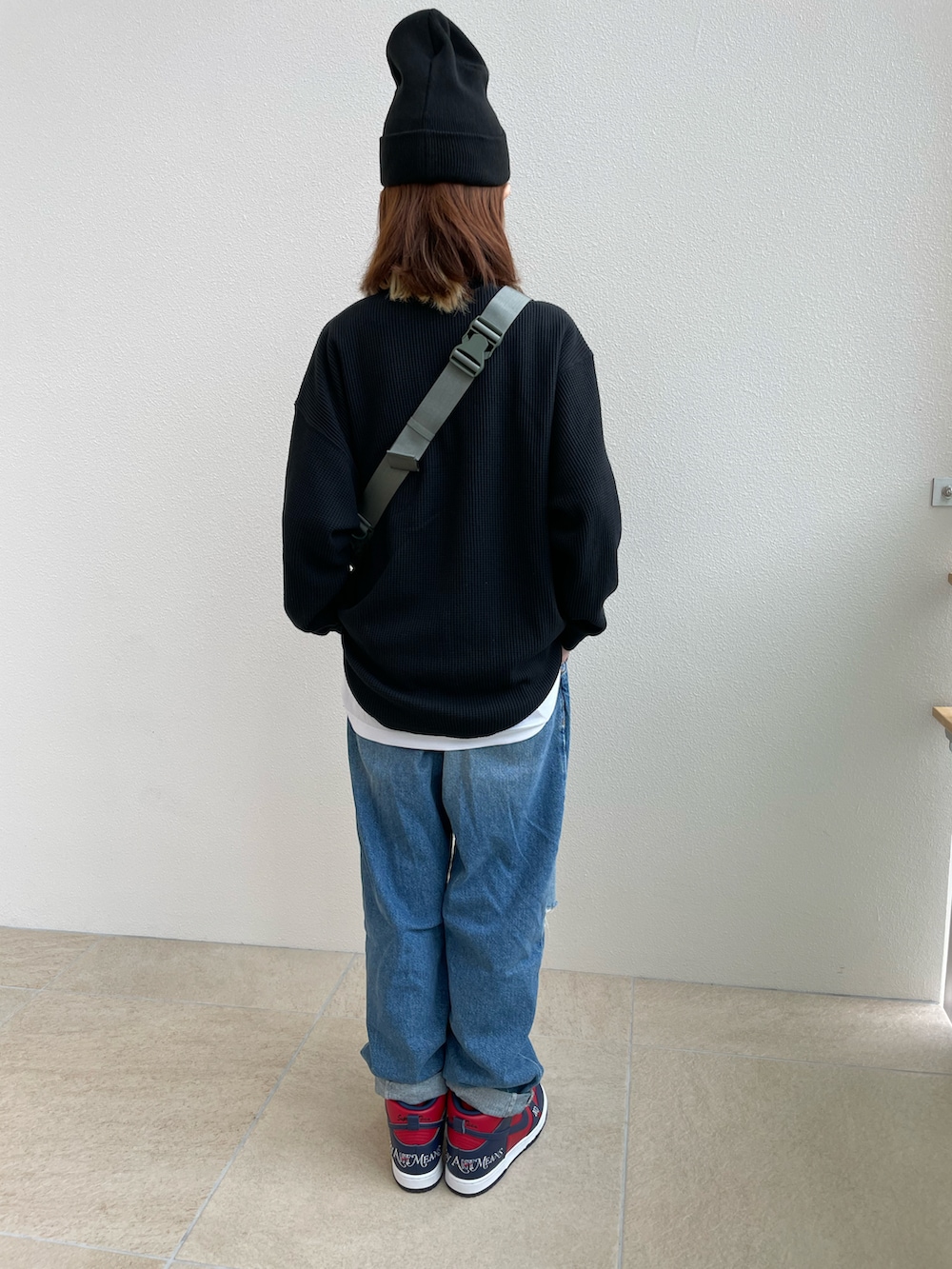 「ストリート、ニットキャップ、ウエストバッグ、デニム、グランジ、スニーカー」｜「Supreme のアイテム（ニットキャップ/ビーニー、ブラック系）」を使った、kuuuさん（レディース・155cm）の春コーディネートの2枚目の写真