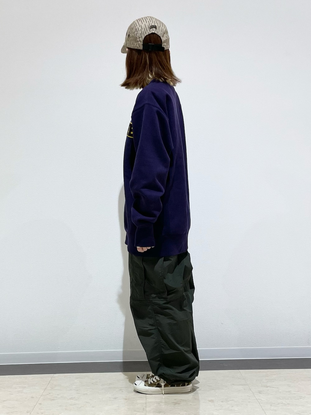 「春めき満開コーデ、リラックススタイル、スニーカー、春服、ストリート、ストリートコーデ、スウェット、ロゴスウェット、カーゴパンツ、コンバース、キャップ、キャップ女子、ミリタリー、カモフラ」｜「Supreme のアイテム（キャップ、ベージュ系）」を使った、kuuuさん（レディース・155cm）の春コーディネートの3枚目の写真