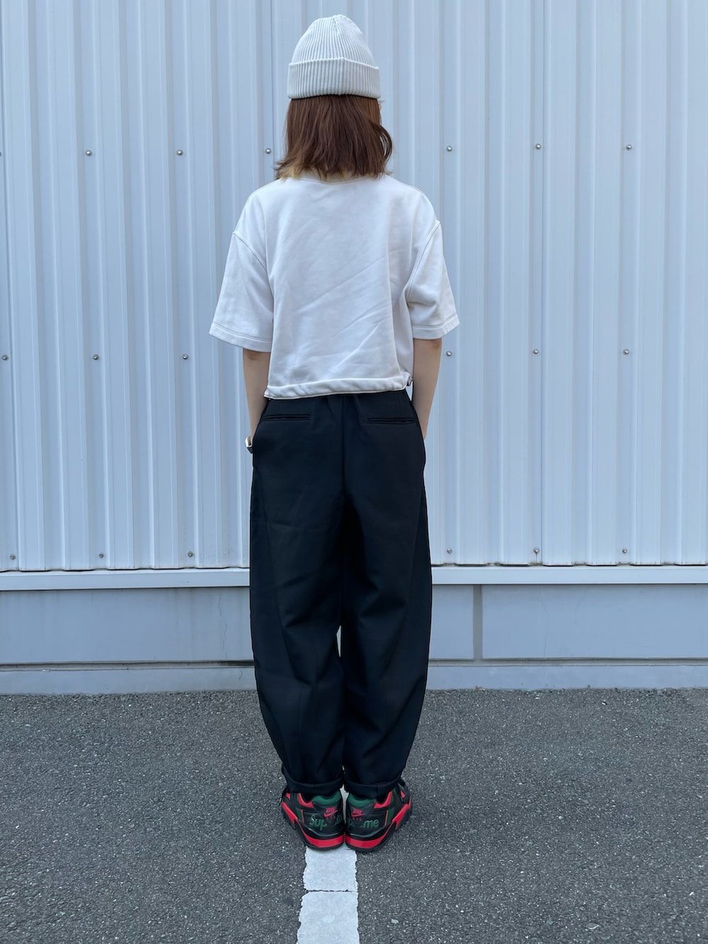 「ストリート、半袖スウェット、スウェット、ニットキャップ、ビーニー、スニーカー、スポーツミックス」｜「NIKEのアイテム（スウェット、ホワイト系）」を使った、kuuuさん（レディース・155cm）の春コーディネートの2枚目の写真