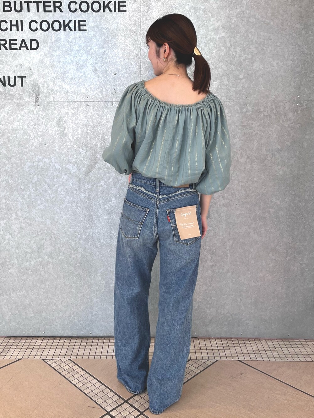 グリーン系のシャツ/ブラウス、ブルー系のデニムパンツを着用したレディースの夏コーディネートの5枚目の写真