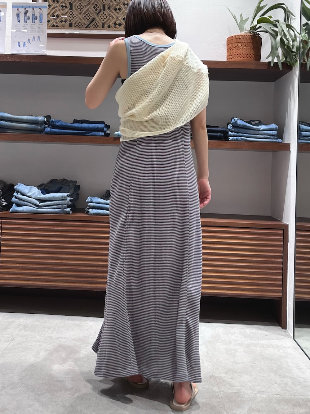 ブルー系のワンピース、ホワイト系のTシャツ/カットソー、ホワイト系のサンダルを着用したレディースの夏コーディネートの3枚目の写真