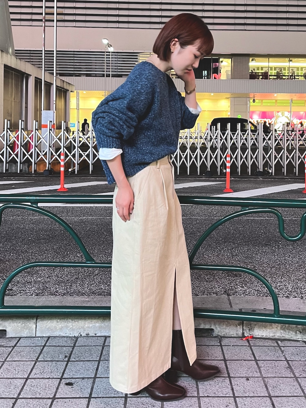ブルー系のニット/セーター、ベージュ系のスカートを着用したレディースの秋コーディネートの3枚目の写真
