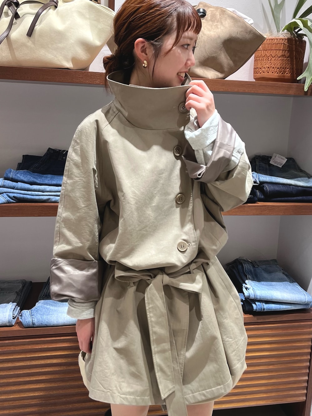 グリーン系のトレンチコート、ベージュ系のその他パンツを着用したレディースの春コーディネートの5枚目の写真