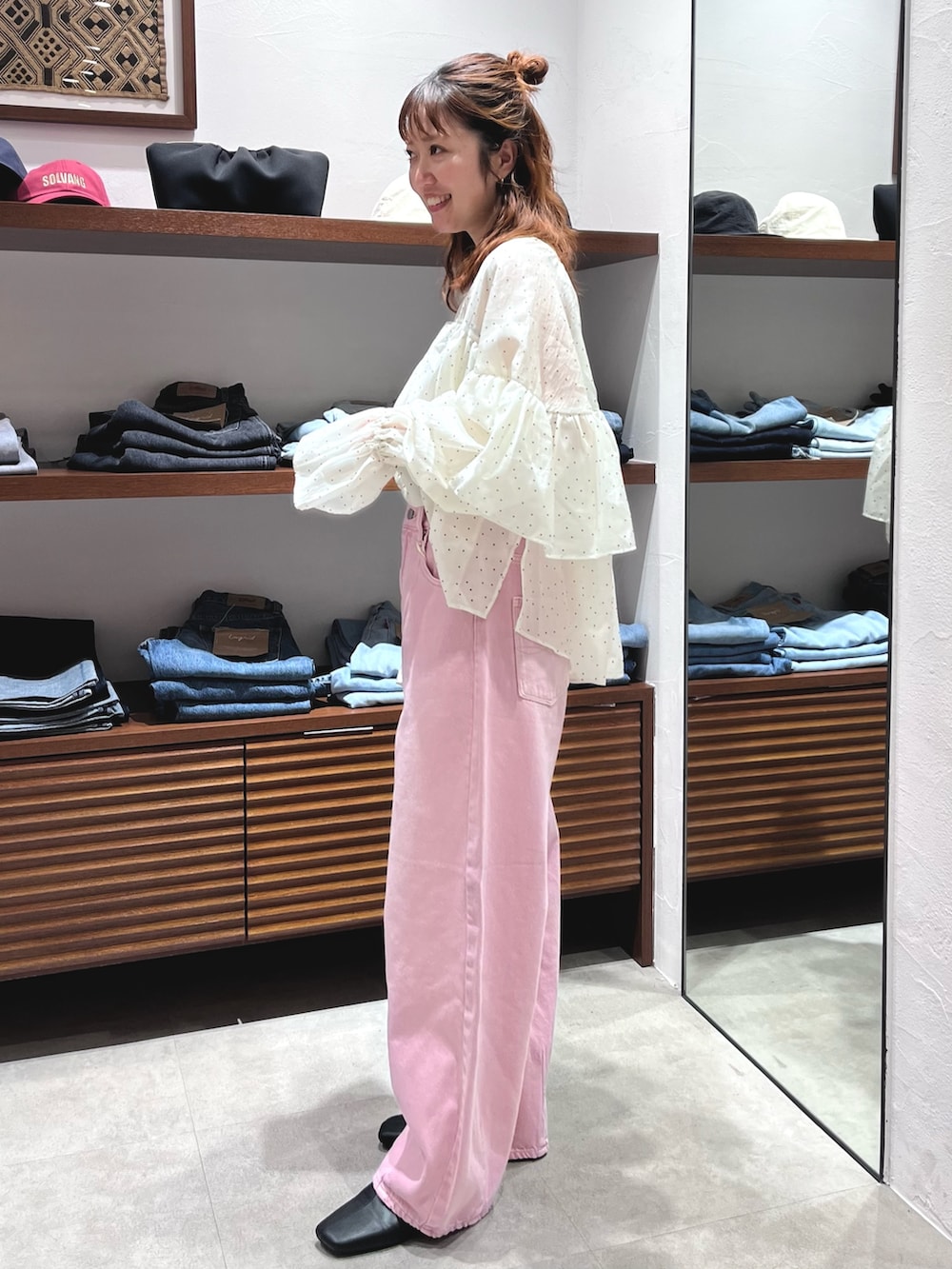 その他のシャツ/ブラウス、ピンク系のデニムパンツを着用したレディースの春コーディネートの5枚目の写真