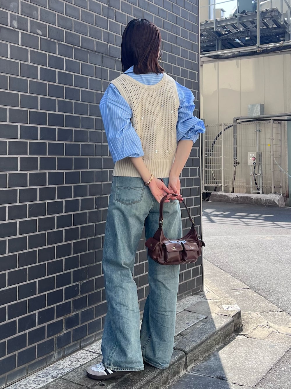 ブルー系のデニムパンツ、ホワイト系のニット/セーター、ブルー系のシャツ/ブラウスを着用したレディースの秋コーディネートの5枚目の写真