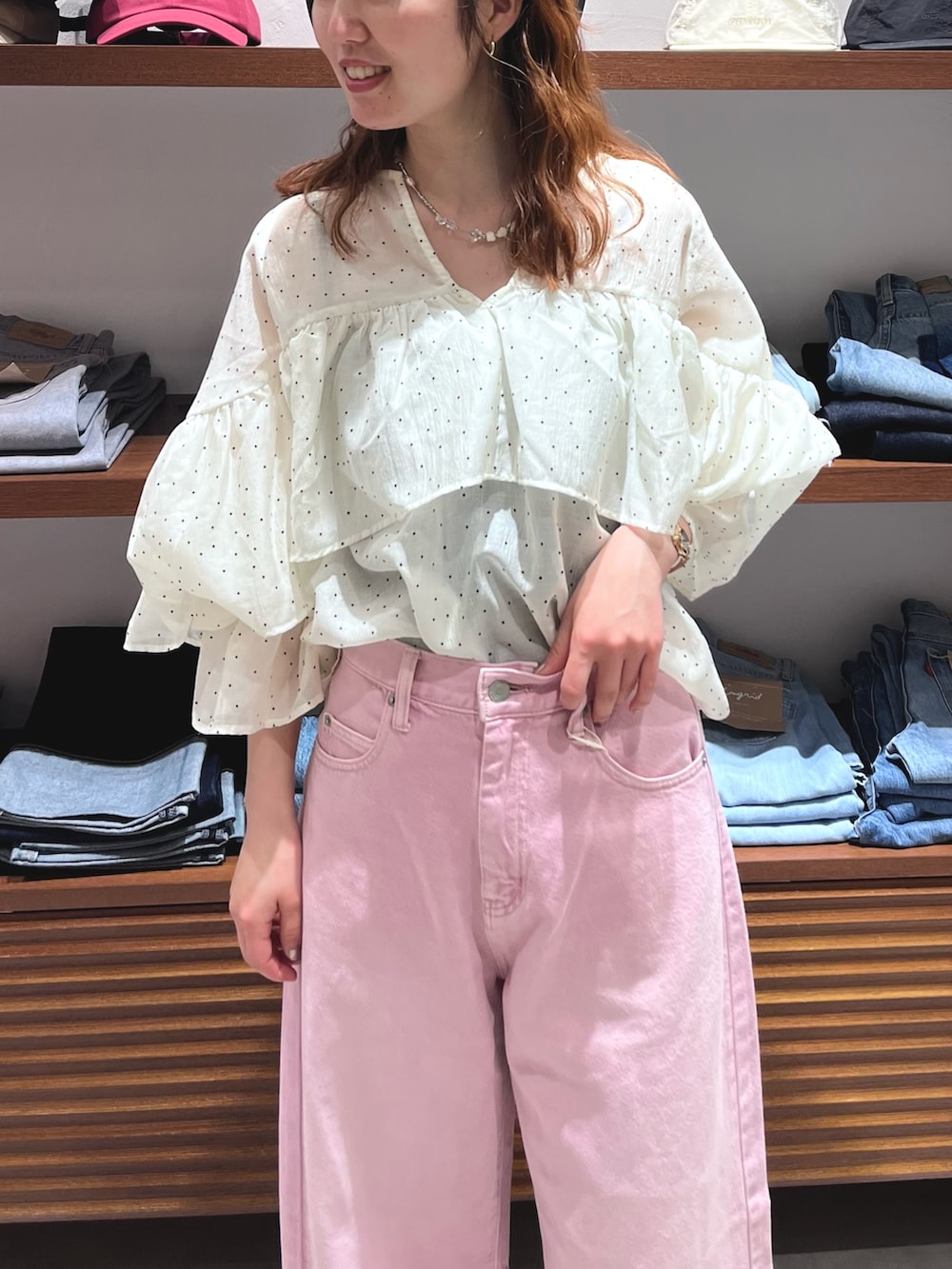 その他のシャツ/ブラウス、ピンク系のデニムパンツを着用したレディースの春コーディネートの7枚目の写真