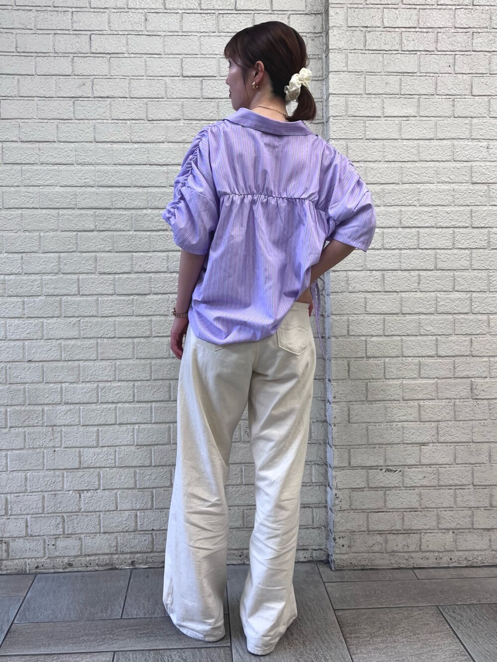 パープル系のシャツ/ブラウス、ホワイト系のデニムパンツを着用したレディースの夏コーディネートの4枚目の写真