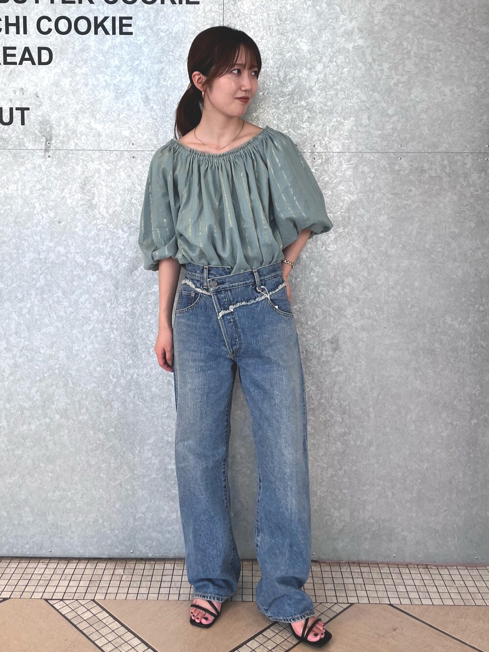 グリーン系のシャツ/ブラウス、ブルー系のデニムパンツを着用したレディースの夏コーディネートの2枚目の写真