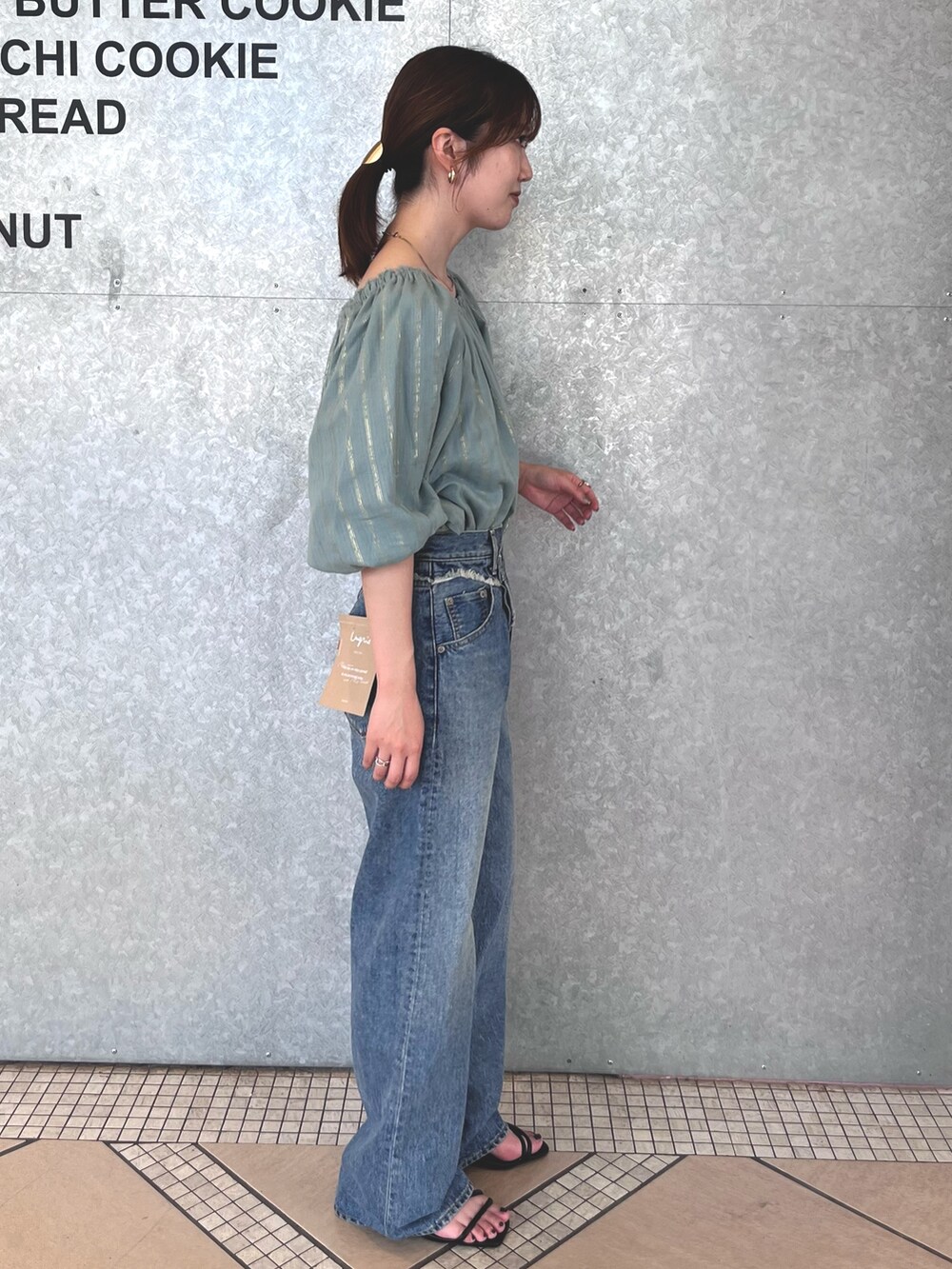 グリーン系のシャツ/ブラウス、ブルー系のデニムパンツを着用したレディースの夏コーディネートの4枚目の写真