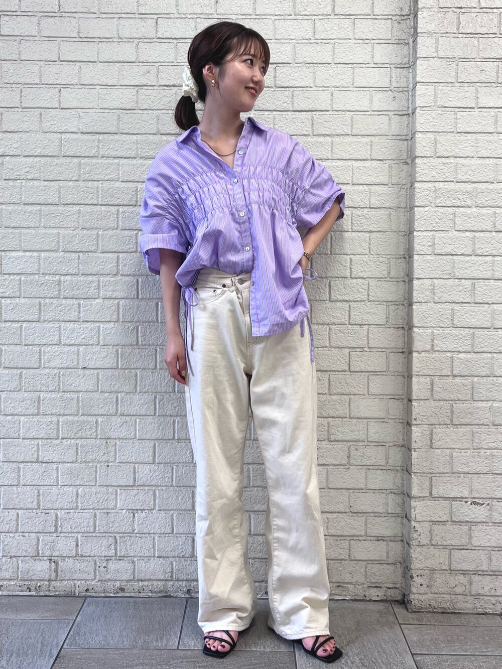 パープル系のシャツ/ブラウス、ホワイト系のデニムパンツを着用したレディースの夏コーディネートの2枚目の写真
