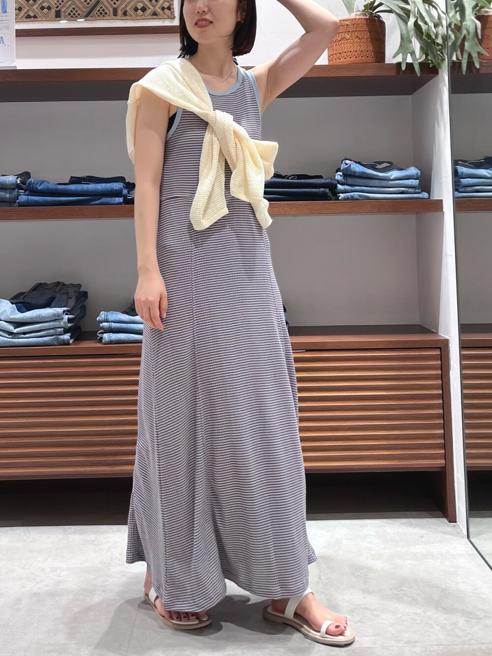 ブルー系のワンピース、ホワイト系のTシャツ/カットソー、ホワイト系のサンダルを着用したレディースの夏コーディネートの2枚目の写真