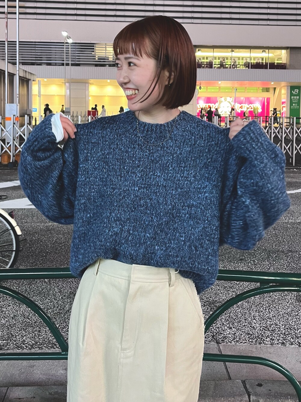 ブルー系のニット/セーター、ベージュ系のスカートを着用したレディースの秋コーディネートの7枚目の写真
