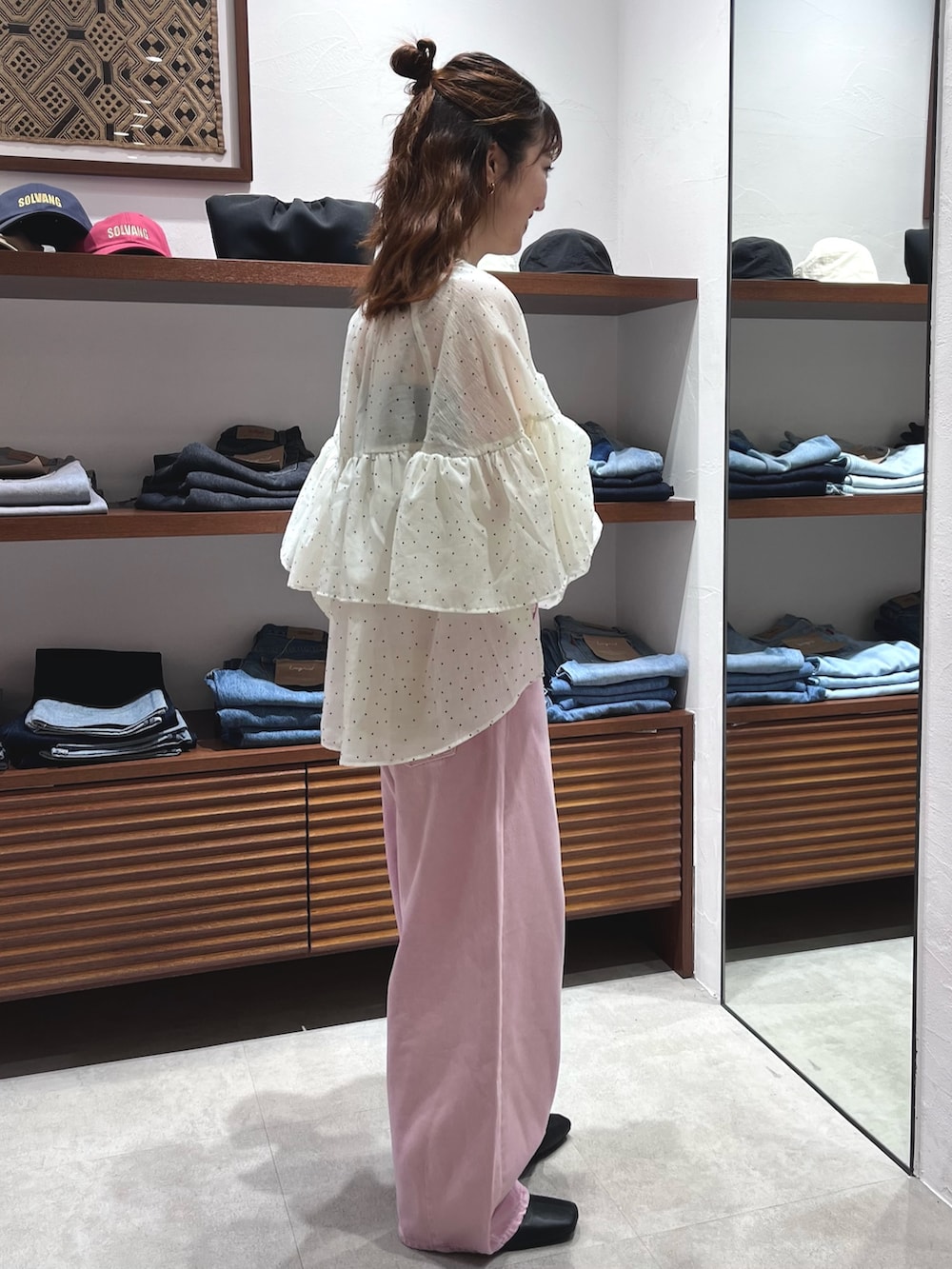 その他のシャツ/ブラウス、ピンク系のデニムパンツを着用したレディースの春コーディネートの3枚目の写真