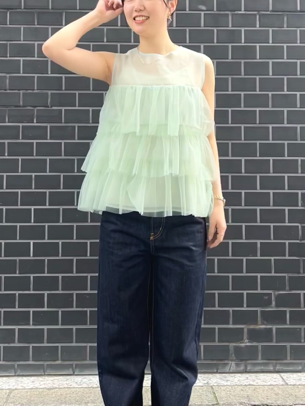 グリーン系のシャツ/ブラウス、ブルー系のデニムパンツを着用したレディースの夏コーディネートの6枚目の写真