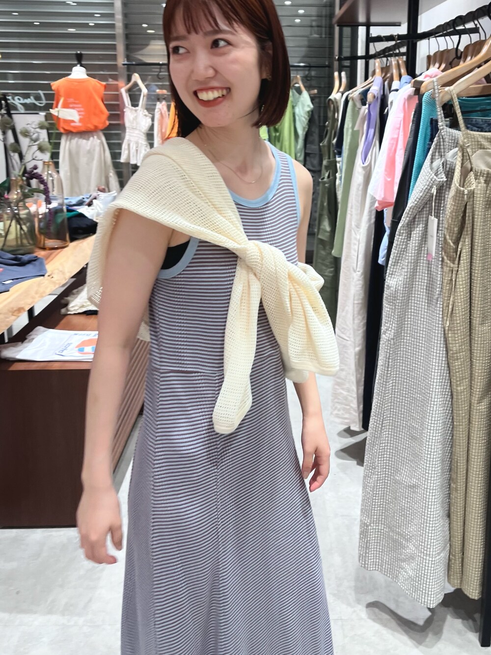 ブルー系のワンピース、ホワイト系のTシャツ/カットソー、ホワイト系のサンダルを着用したレディースの夏コーディネートの5枚目の写真