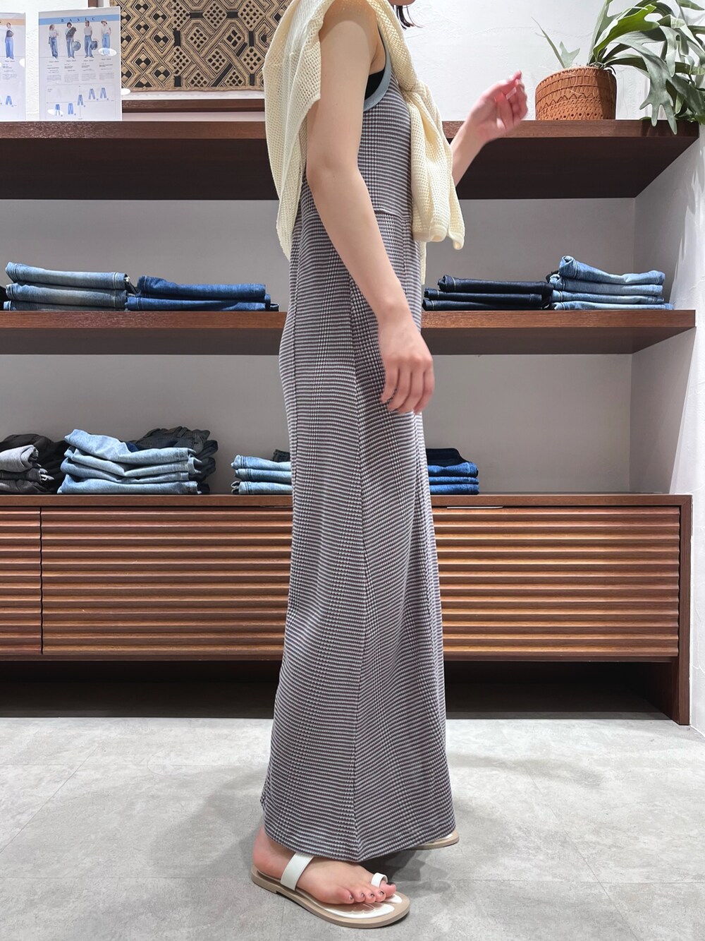 ブルー系のワンピース、ホワイト系のTシャツ/カットソー、ホワイト系のサンダルを着用したレディースの夏コーディネートの4枚目の写真