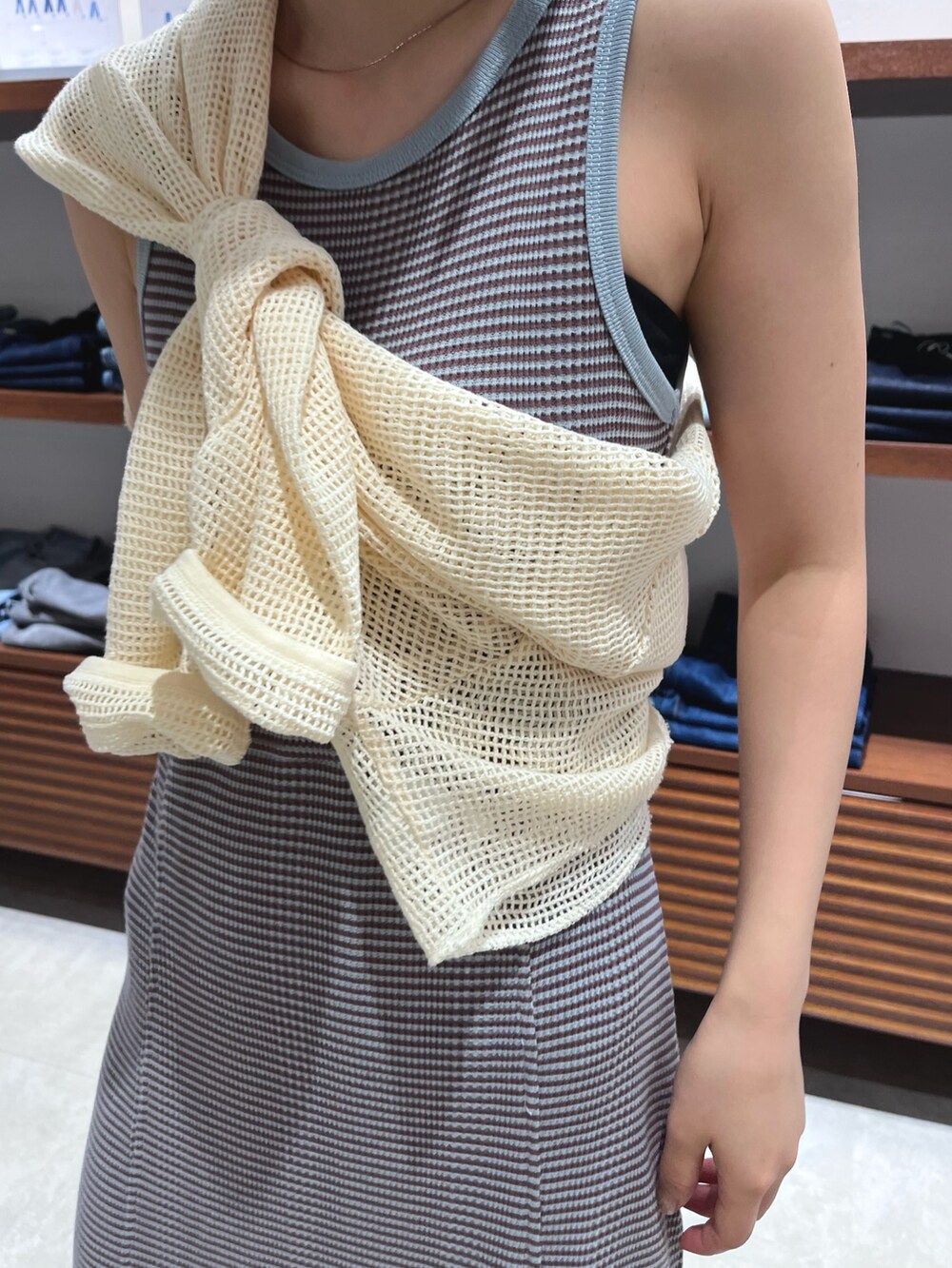 ブルー系のワンピース、ホワイト系のTシャツ/カットソー、ホワイト系のサンダルを着用したレディースの夏コーディネートの6枚目の写真