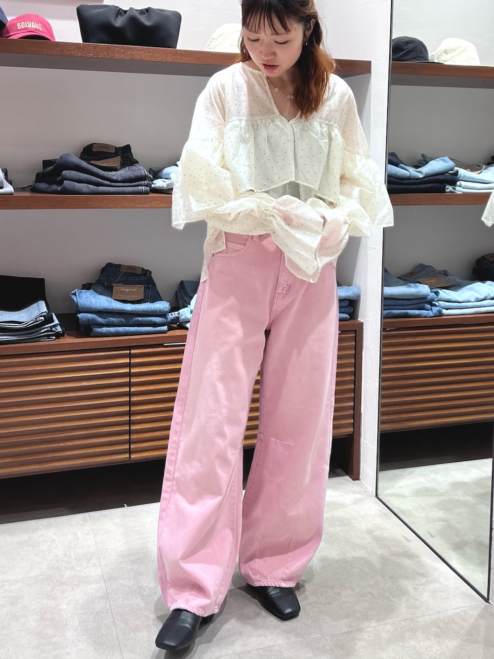 その他のシャツ/ブラウス、ピンク系のデニムパンツを着用したレディースの春コーディネートの2枚目の写真