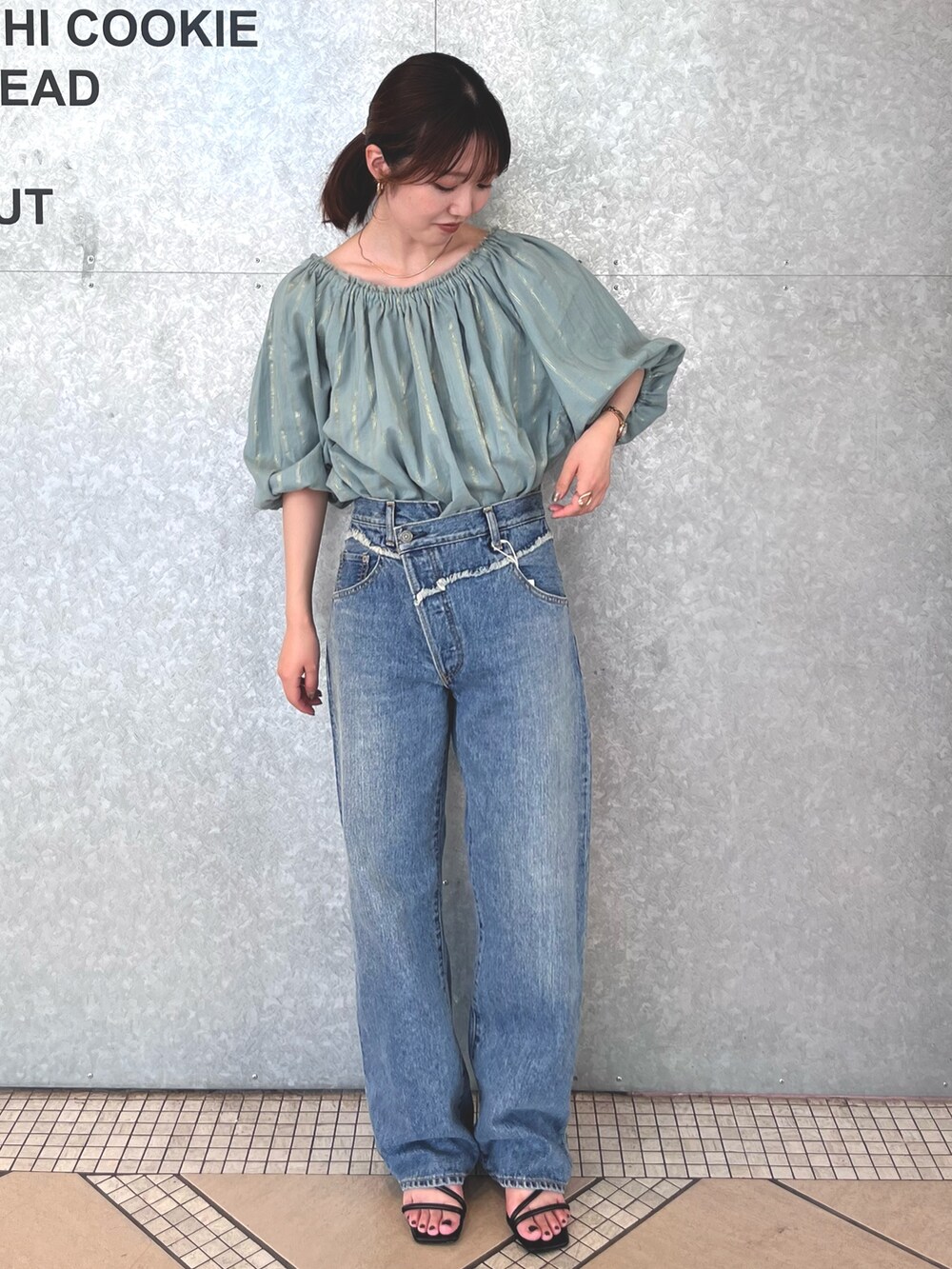 グリーン系のシャツ/ブラウス、ブルー系のデニムパンツを着用したレディースの夏コーディネートの3枚目の写真