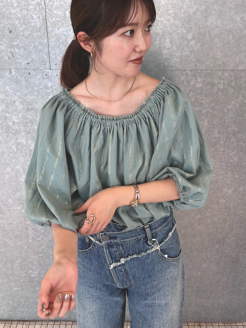 グリーン系のシャツ/ブラウス、ブルー系のデニムパンツを着用したレディースの夏コーディネートの6枚目の写真