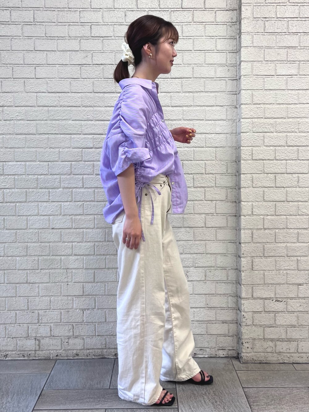 パープル系のシャツ/ブラウス、ホワイト系のデニムパンツを着用したレディースの夏コーディネートの3枚目の写真