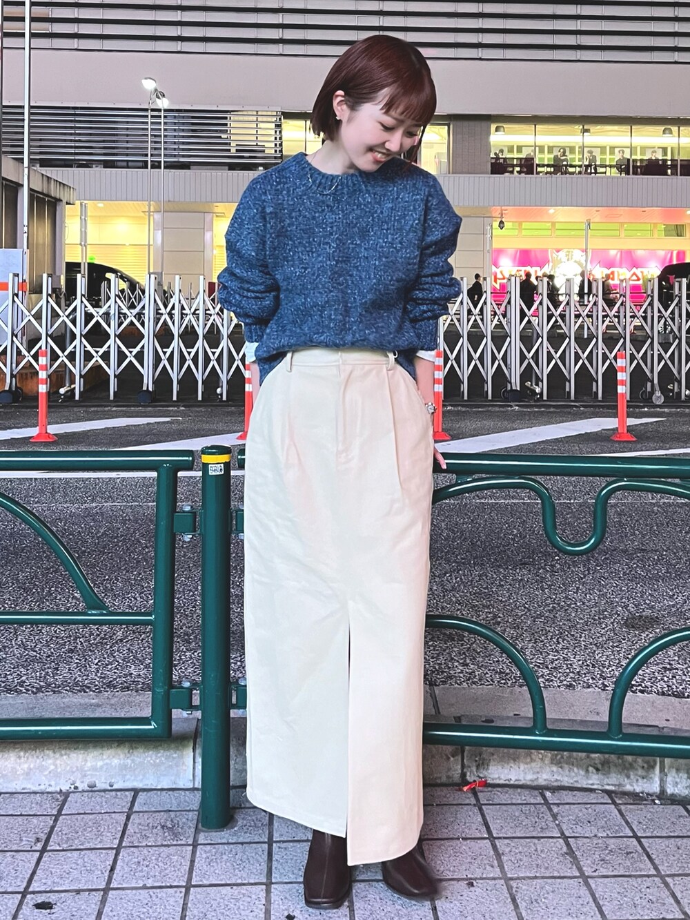 ブルー系のニット/セーター、ベージュ系のスカートを着用したレディースの秋コーディネートの2枚目の写真