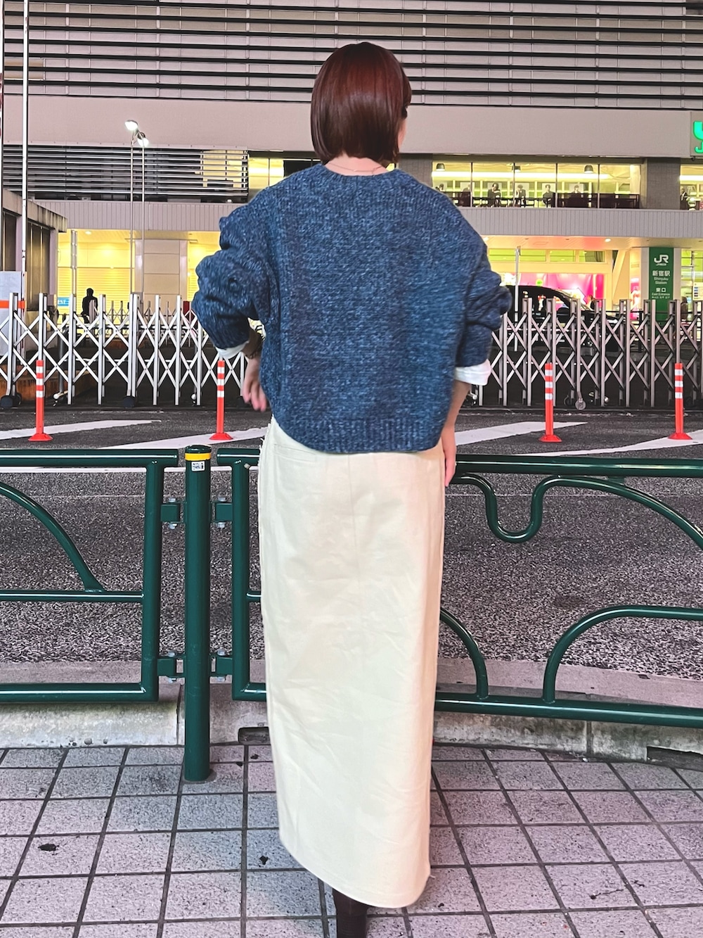 ブルー系のニット/セーター、ベージュ系のスカートを着用したレディースの秋コーディネートの4枚目の写真