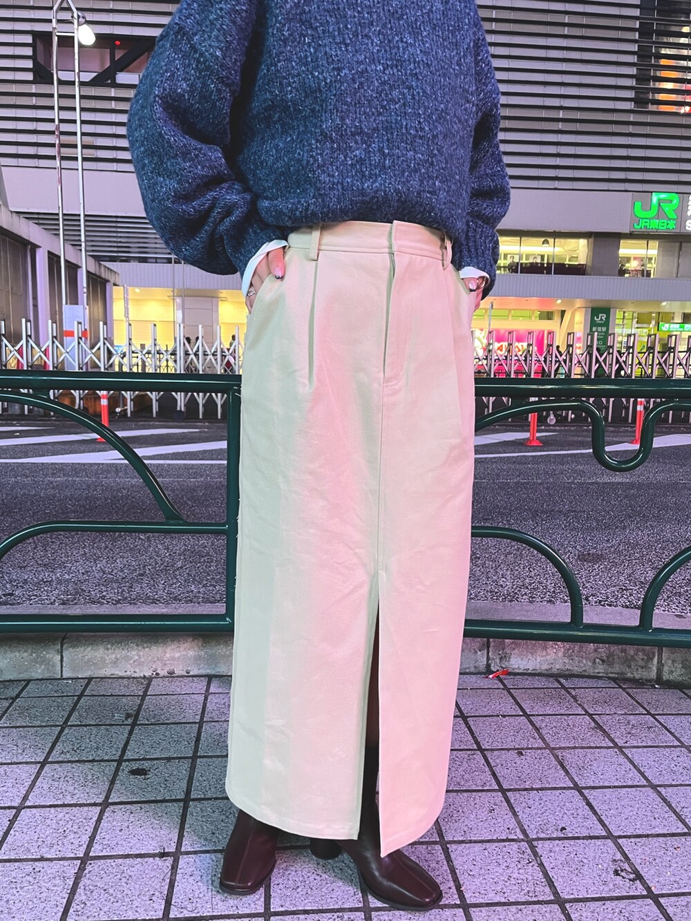 ブルー系のニット/セーター、ベージュ系のスカートを着用したレディースの秋コーディネートの8枚目の写真