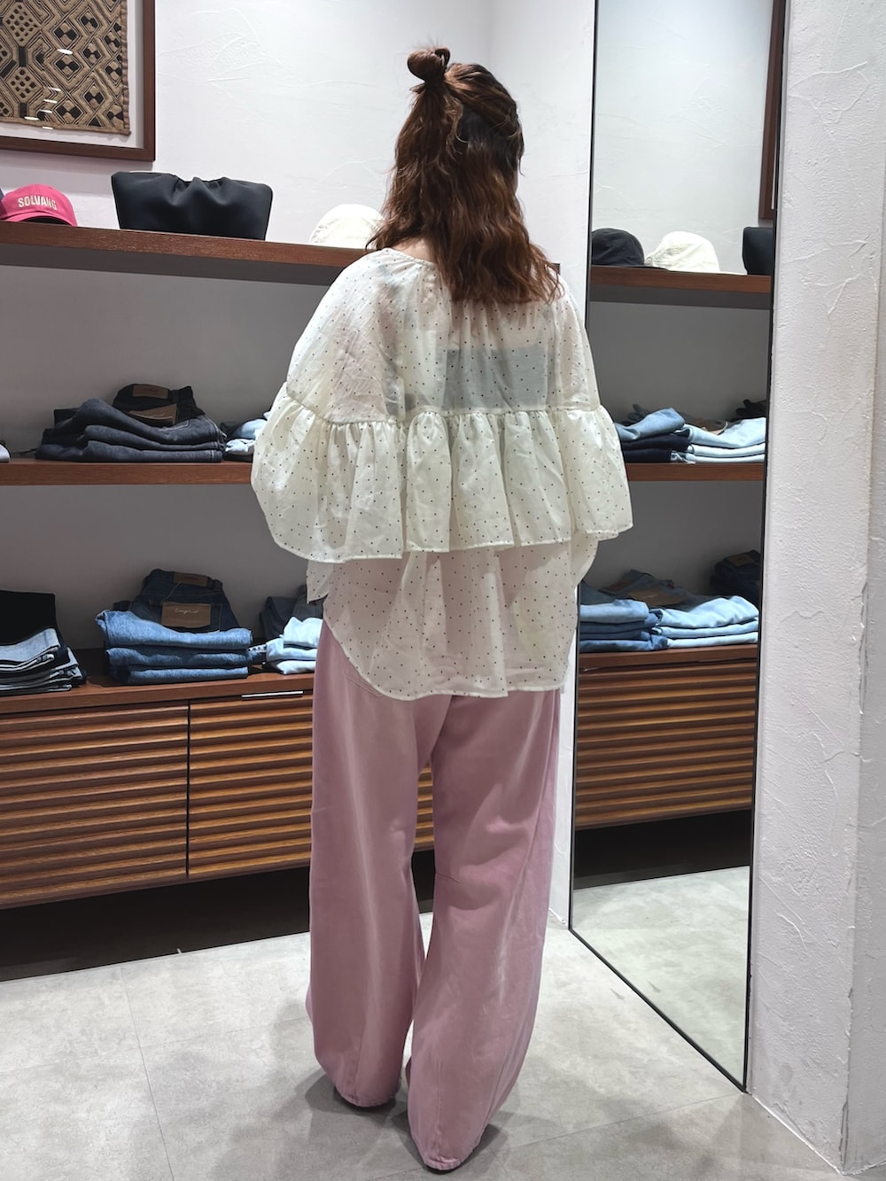 その他のシャツ/ブラウス、ピンク系のデニムパンツを着用したレディースの春コーディネートの4枚目の写真