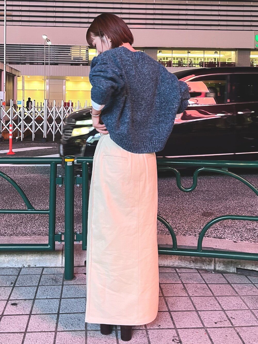 ブルー系のニット/セーター、ベージュ系のスカートを着用したレディースの秋コーディネートの5枚目の写真