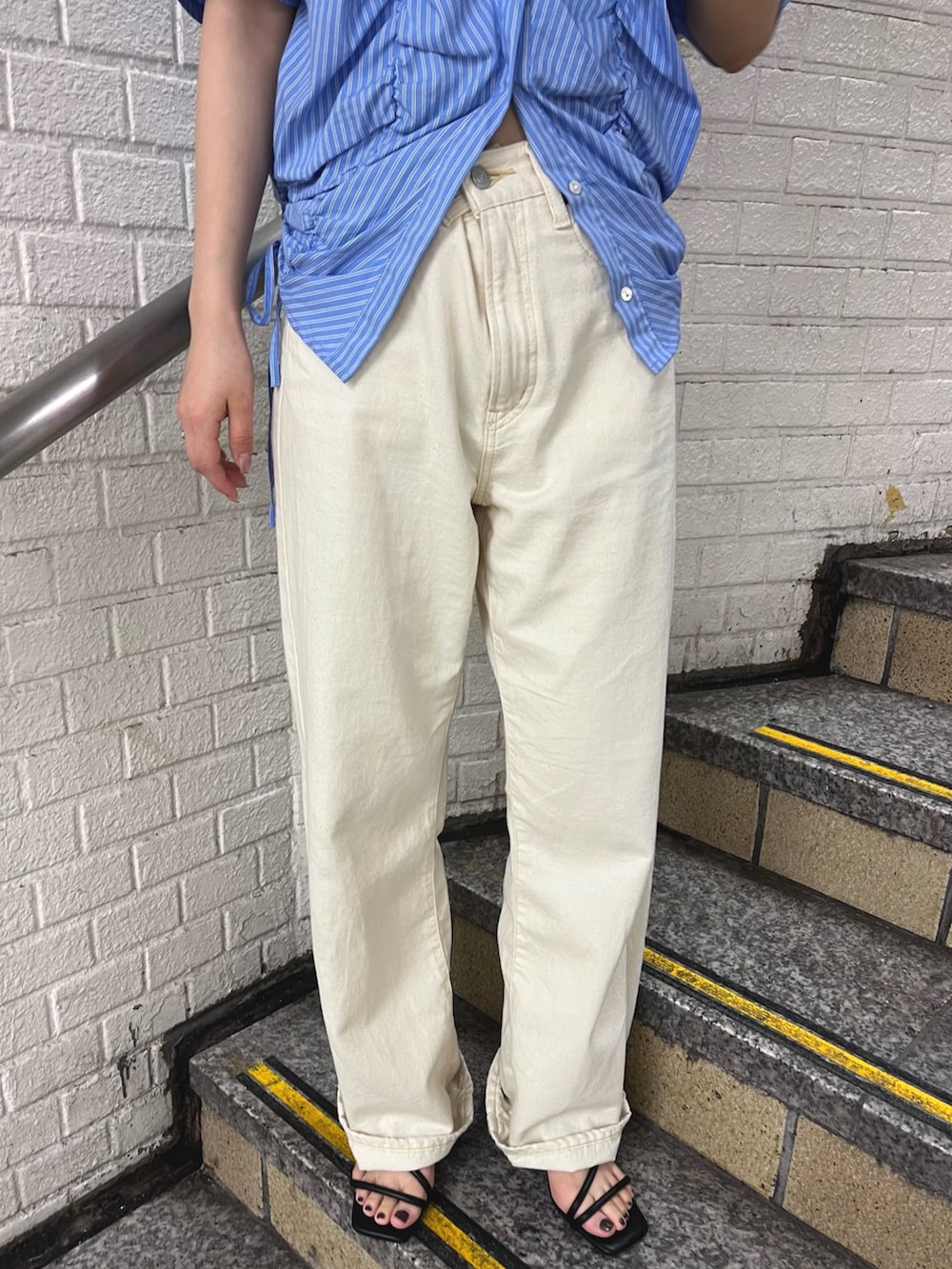 ブルー系のシャツ/ブラウス、ホワイト系のデニムパンツを着用したレディースの春コーディネートの7枚目の写真