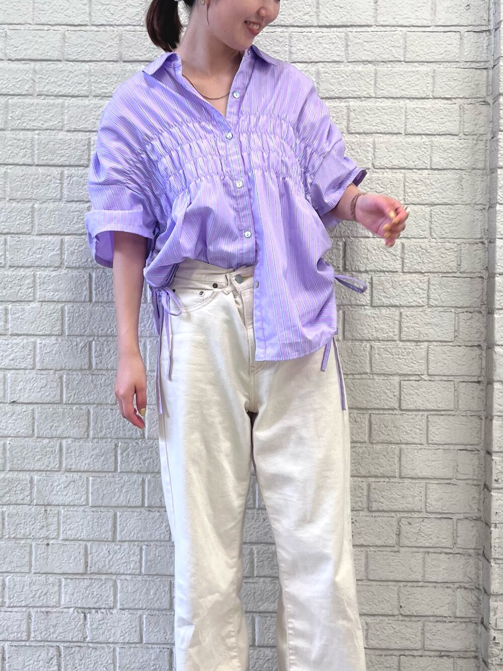 パープル系のシャツ/ブラウス、ホワイト系のデニムパンツを着用したレディースの夏コーディネートの5枚目の写真